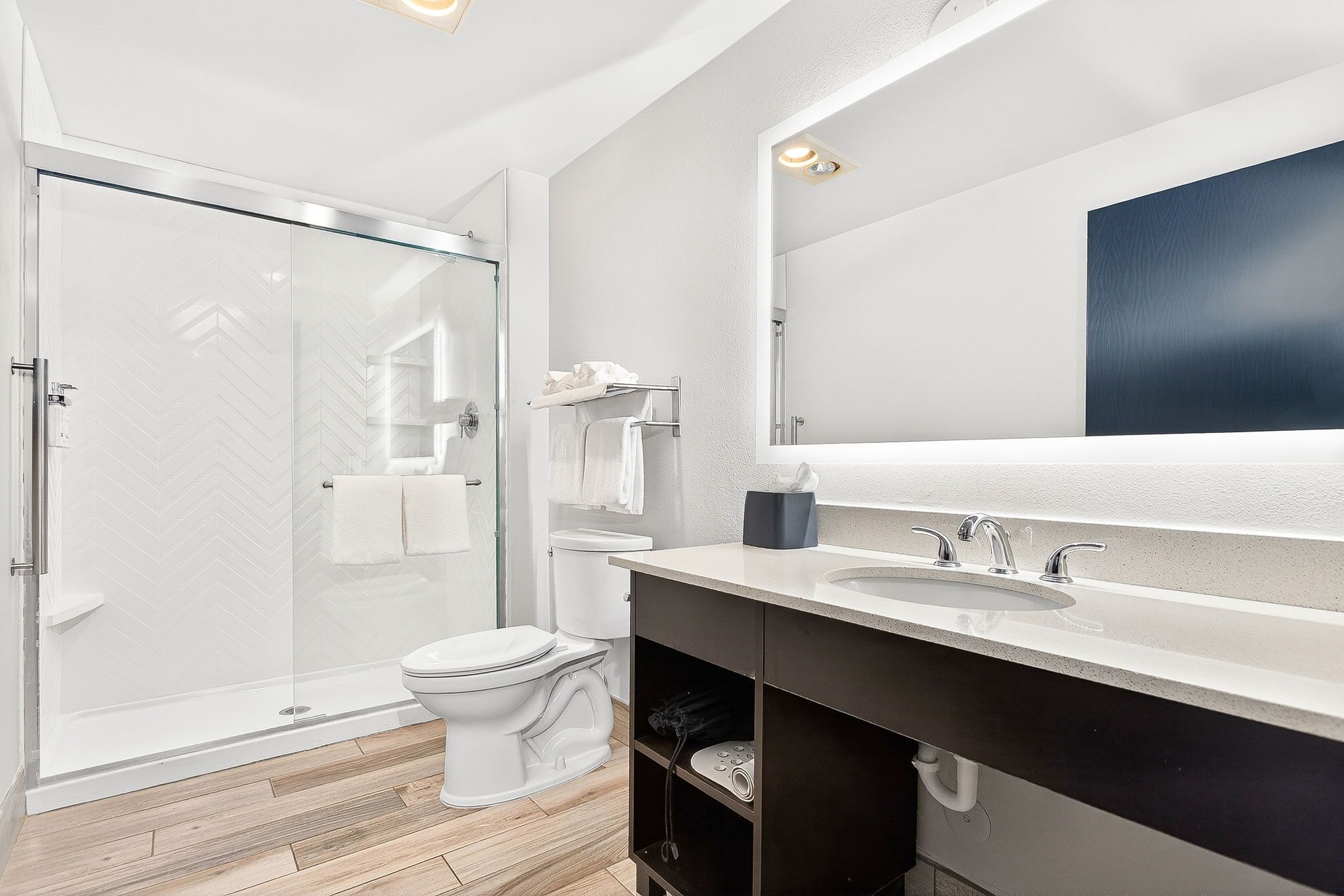 Combined shower/bathtub, hair dryer, towels