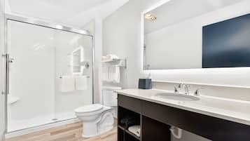Ducha y bañera combinadas, secador de pelo y toallas