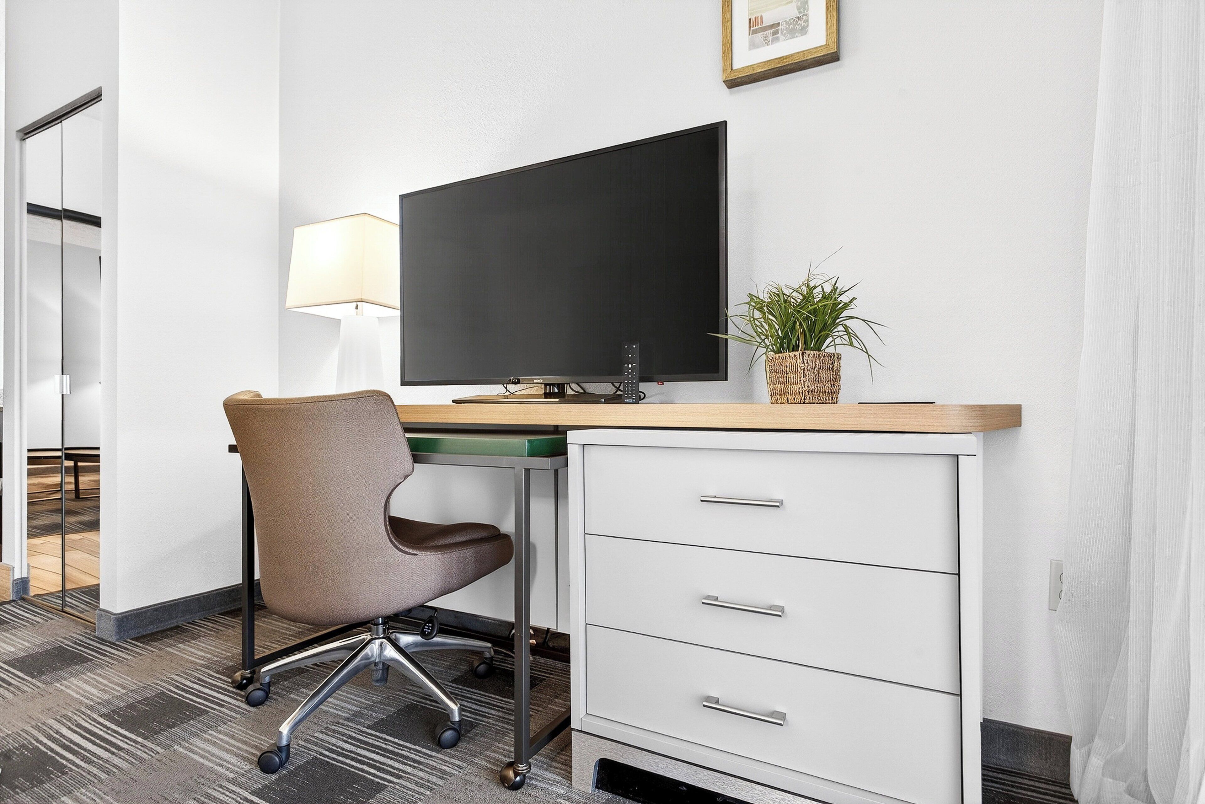 Cortinas blackout, ferros/tábuas de passar roupa, Wi-Fi, roupa de cama