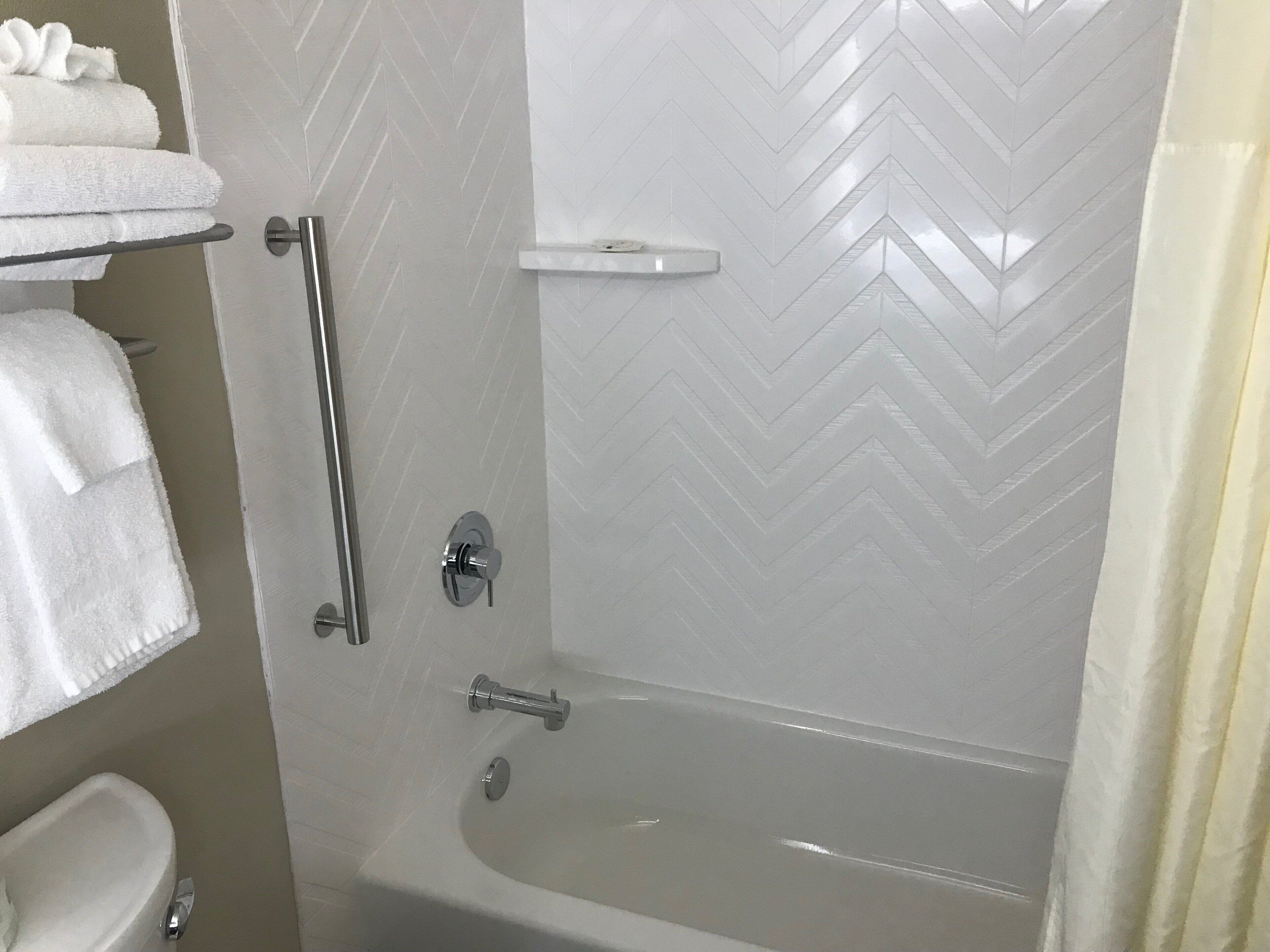 Combined shower/tub, hair dryer, towels