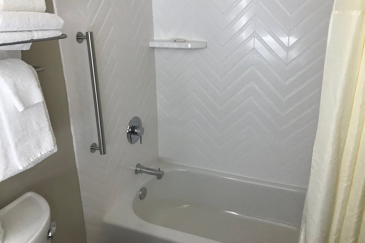 Duschwanne, Haartrockner, Handtücher