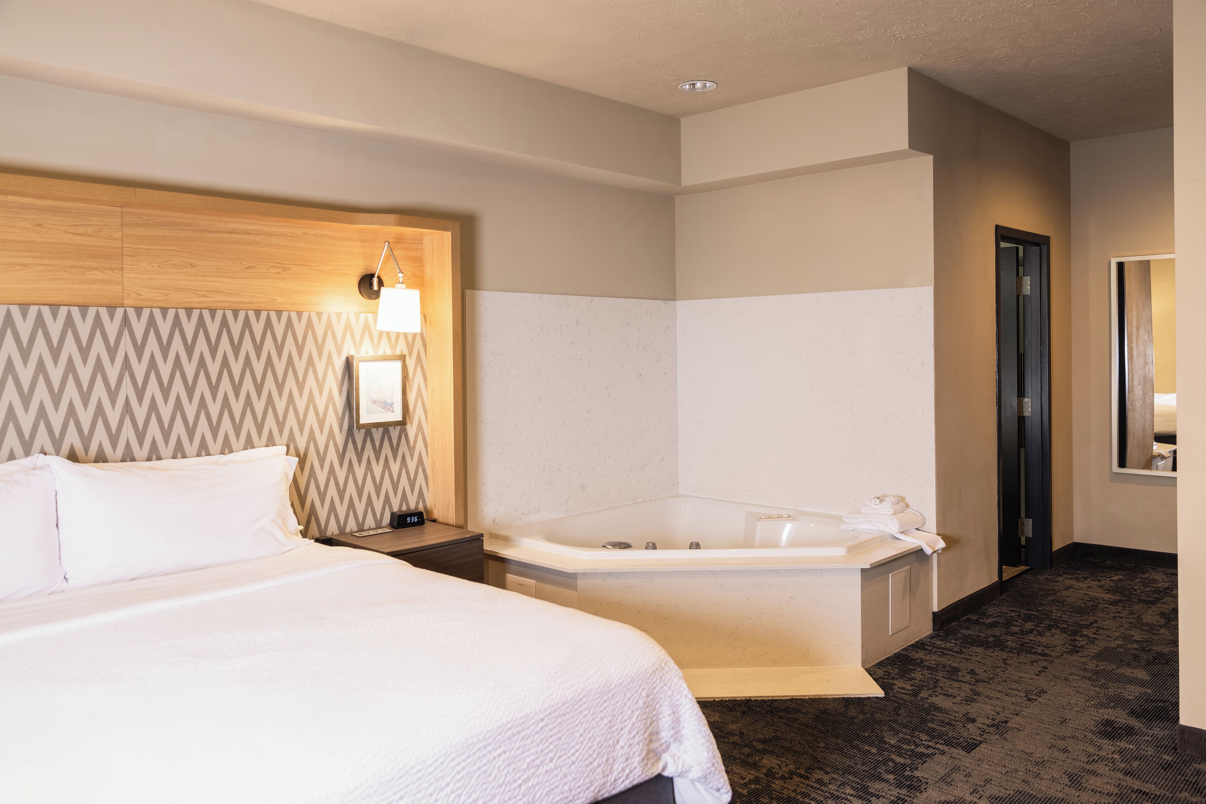 جناح - سرير ملكي - بحوض استحمام بنظام دفع المياه | ستائر تعتيم ومكواة/لوح كي وواي فاي وملاءات أسرّة