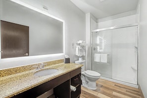 Combined shower/tub, hair dryer, towels
