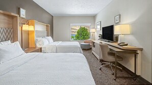 A hotel room with two beds, a desk, a chair, a television, and a window with a view. - Holiday Inn Clarkston - Lewiston by IHG (Clarkston)
