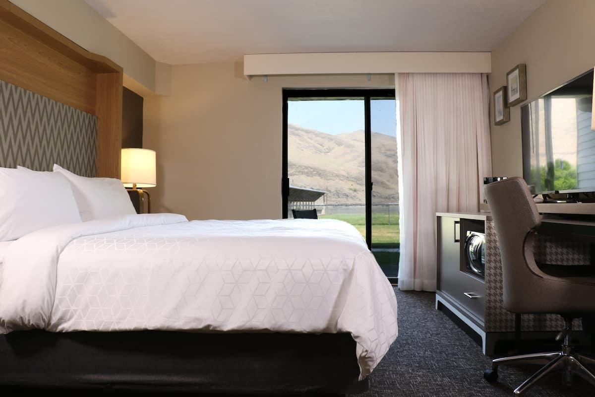 1 bedroom, blackout drapes, iron/ironing board, WiFi
