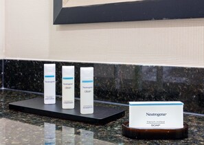Prodotti Neutrogena esposti su un bancone.