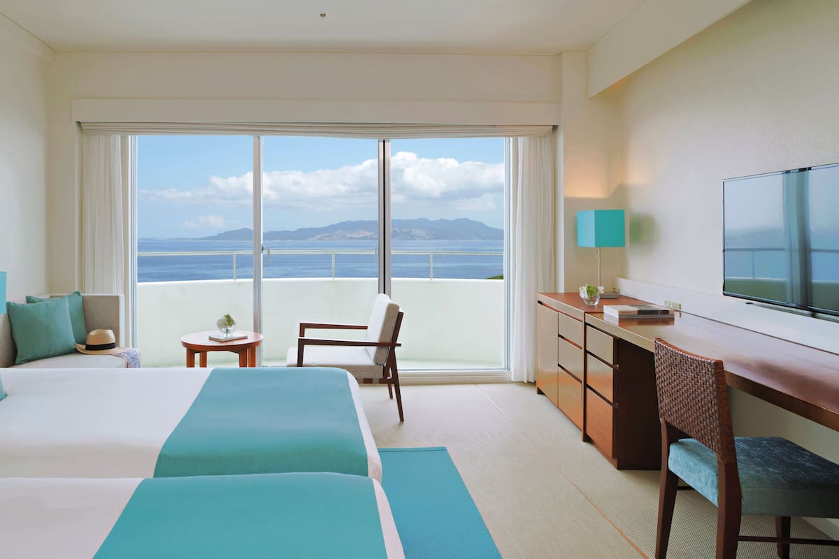 Habitación clásica, 2 camas individuales, vista al océano | Minibar, caja de seguridad en la habitación y escritorio