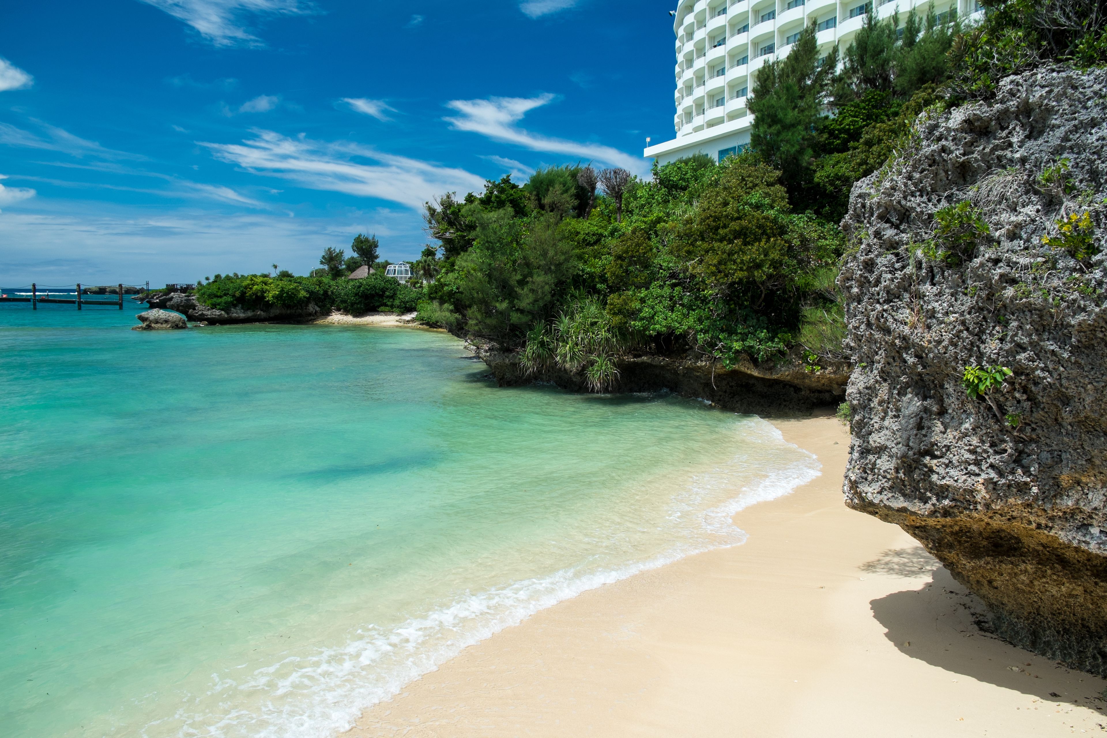 Plage, sable blanc, navette gratuite vers la plage, parasols