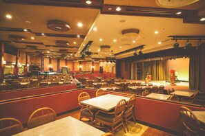 3 restaurants, breakfast, lunch, dinner served; international cuisine 