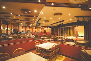 3 restaurants, breakfast, lunch, dinner served; international cuisine
