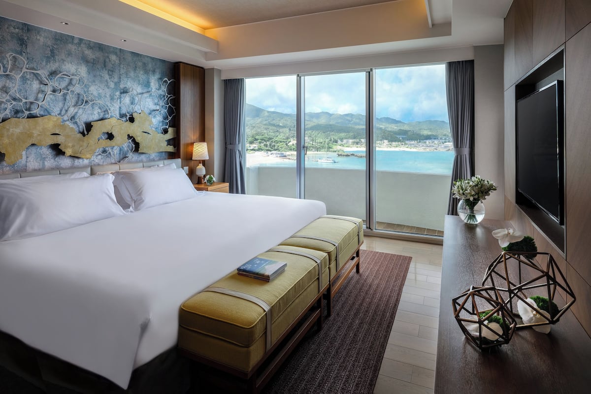 Suite, Akses Club Lounge (Cape Manza) | Bar mini, peti besi dalam bilik, meja, ruang kerja komputer riba 