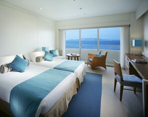 Minibar, in-room safe, desk, laptop workspace - ANA InterContinental Manza Beach Resort by IHG (Onna)