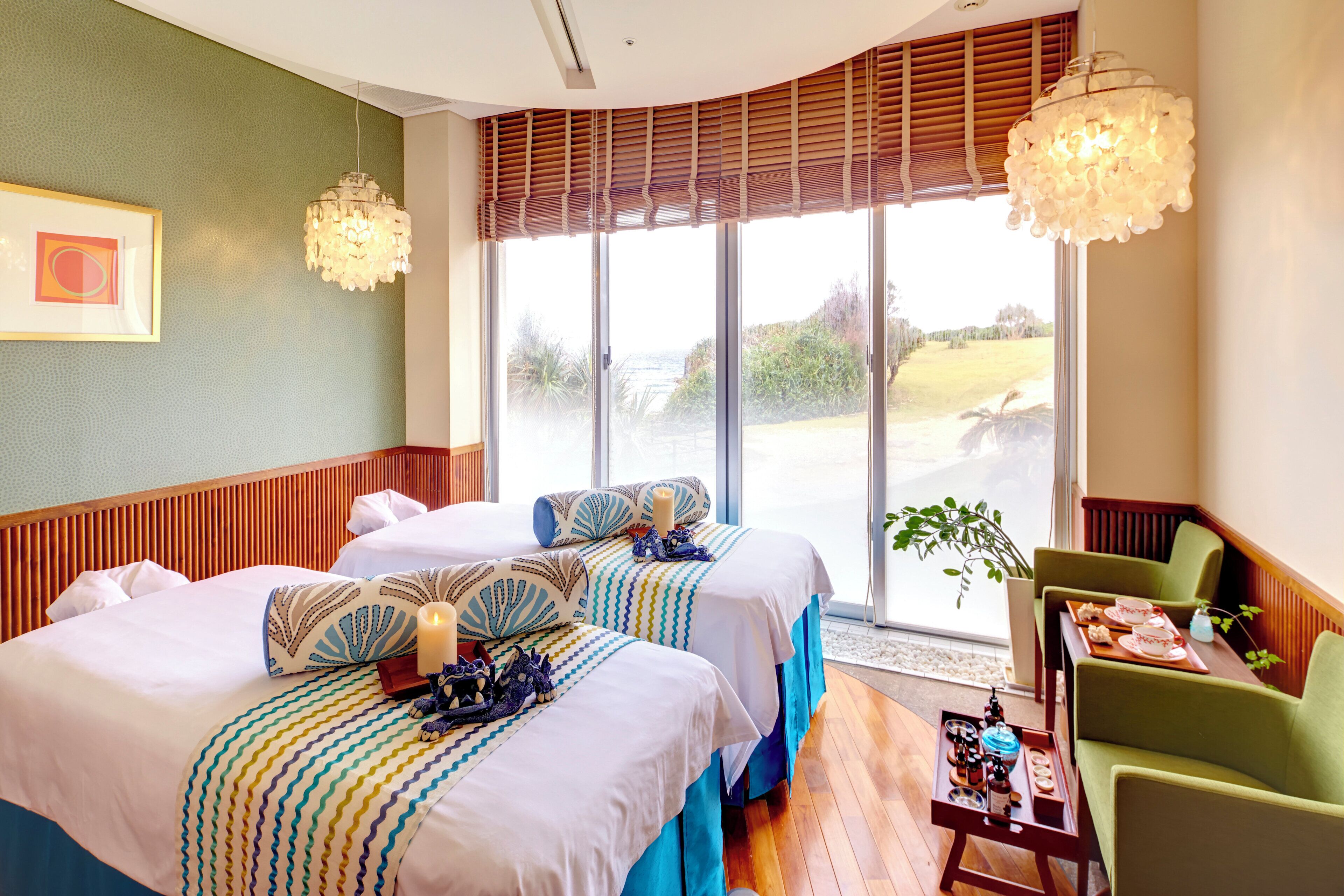 Ein Hotelzimmer mit zwei Betten, einer Essecke und Blick ins Freie.