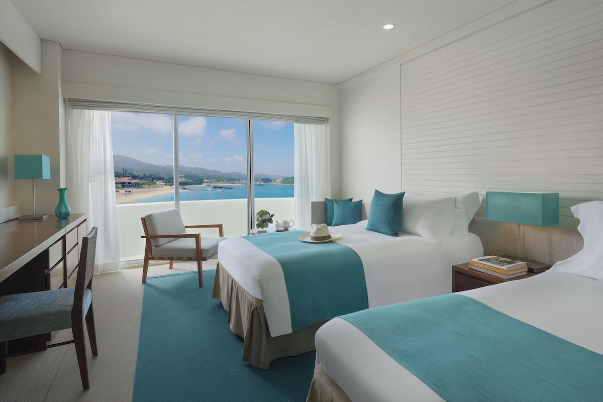 Classic Room, 2 Katil Bujang (Single), Beach View | Bar mini, peti besi dalam bilik, meja, ruang kerja komputer riba 