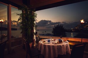 3 restaurants; breakfast, lunch, and dinner served