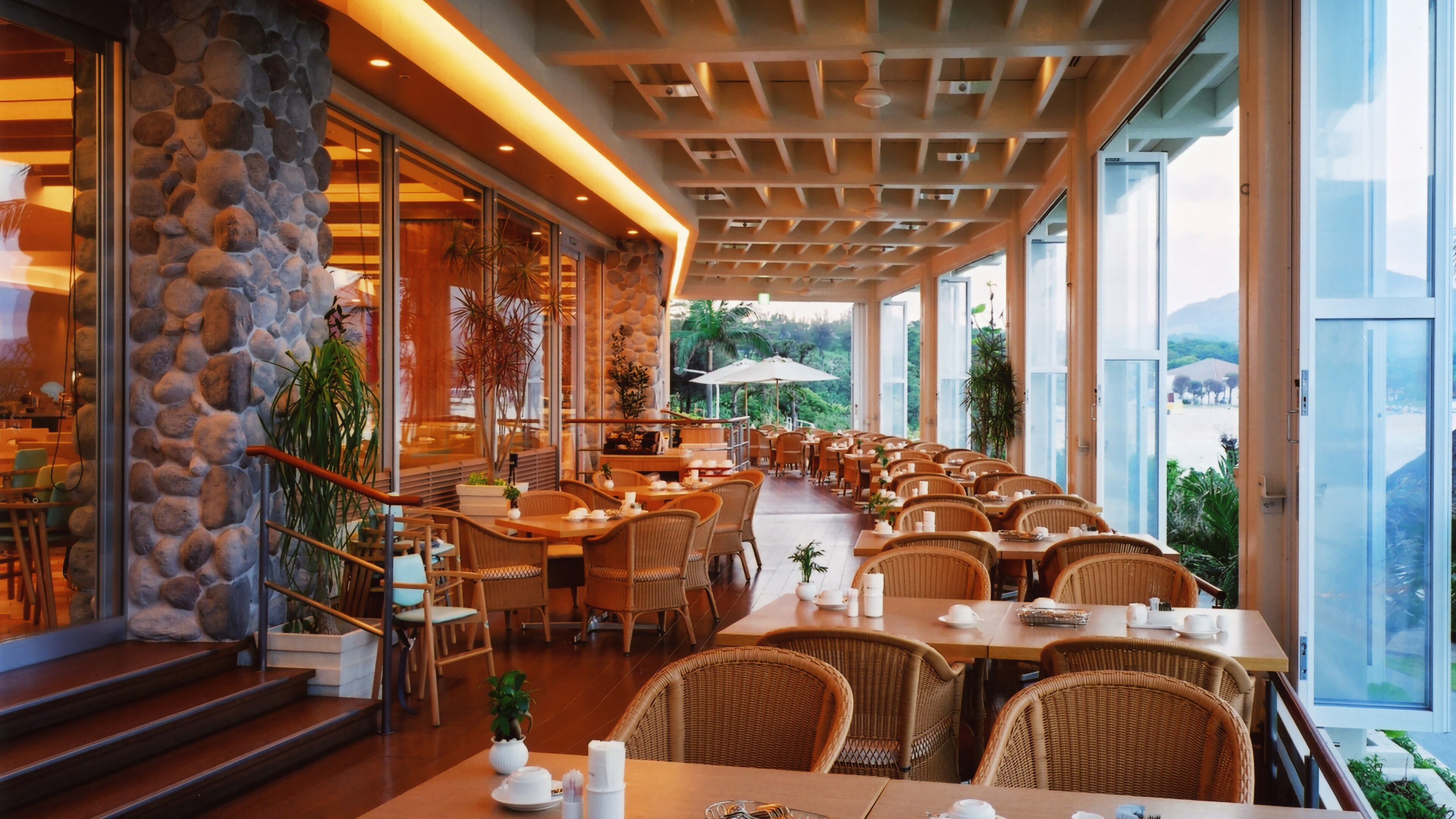 3 restaurants, breakfast, lunch, dinner served; international cuisine