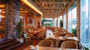 3 restaurants; breakfast, lunch, and dinner served - ANA InterContinental Manza Beach Resort by IHG (Onna)