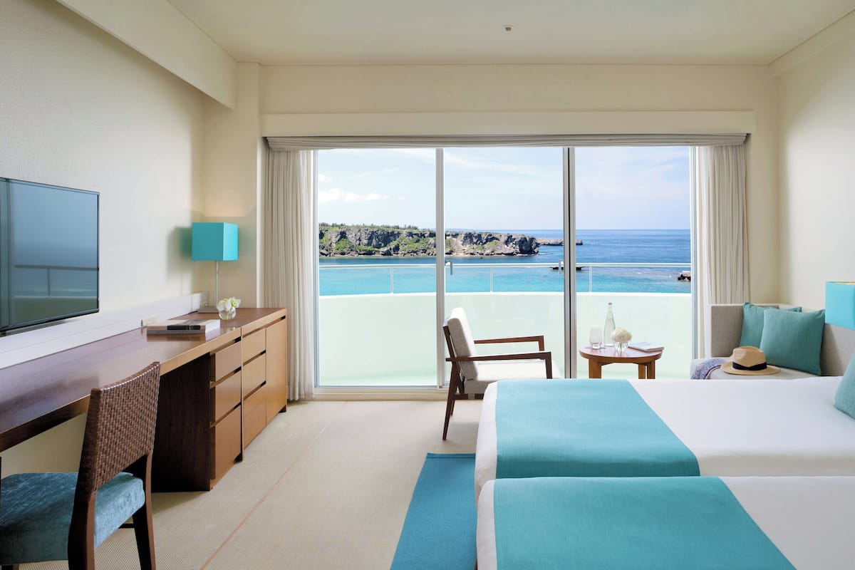 Classic Room, 2 Katil Bujang (Single), Akses Club Lounge, Beach View | Bar mini, peti besi dalam bilik, meja, ruang kerja komputer riba 