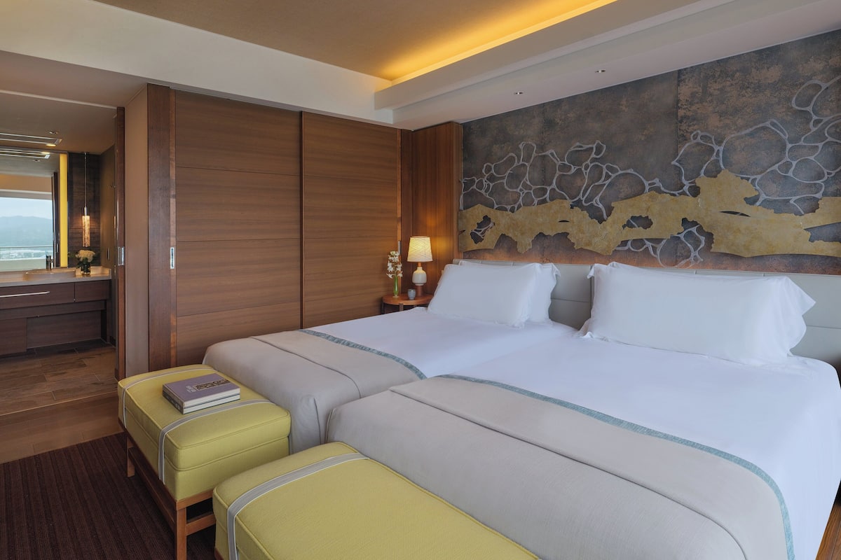 Suite, Akses Club Lounge (Nago Bay) | Bar mini, peti besi dalam bilik, meja, ruang kerja komputer riba 