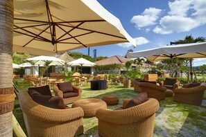 3 restaurantes; se sirven desayunos, almuerzos y cocina internacional 