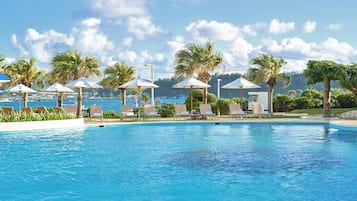 2 outdoor pools