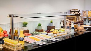 Un buffet con diverse pietanze, bevande e salse.
