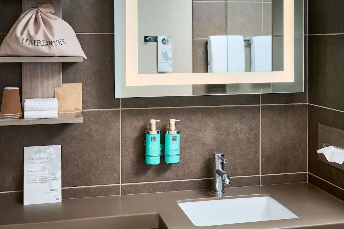 高級寢具、羽絨被、房內夾萬、書桌