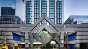 Un hotel dal design moderno, con un ingresso geometrico di rilievo e un'ampia atrio centrale.