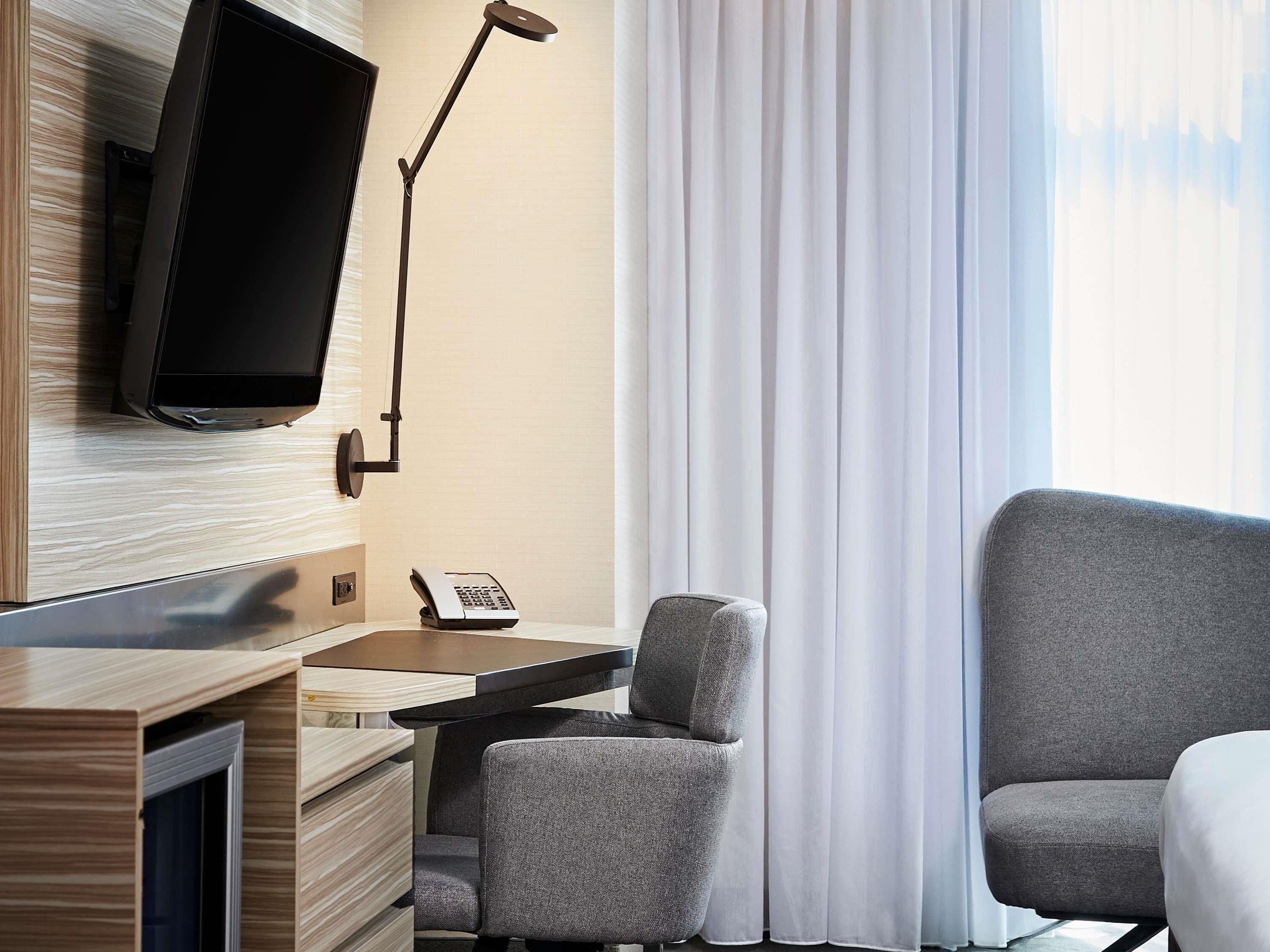 أغطية فراش متميزة وألحفة محشوة بالريش وخزنة داخل الغرفة ومكتب