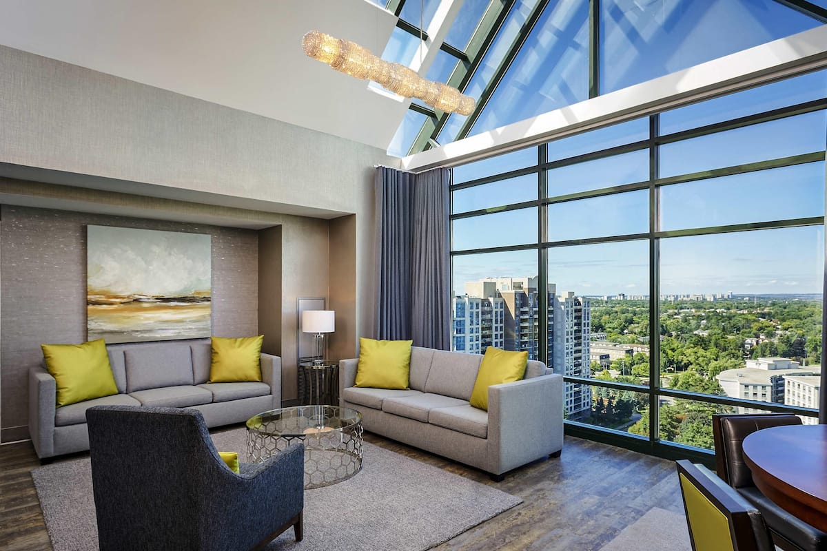 Suite, 1 cama Queen size y sofá cama | Ropa de cama de alta calidad y edredón