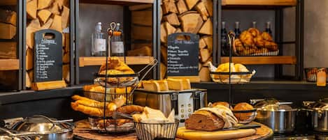 Se ofrece un desayuno bufé todos los días (por un coste adicional)