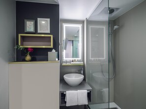 Dobbeltrom – standard, 1 dobbeltseng | Bad | Miljøvennlige toalettsaker, hårføner, håndklær og såpe