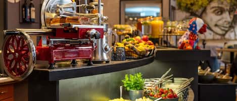 Café da manhã com buffet todos os dias (EUR 26 por pessoa)