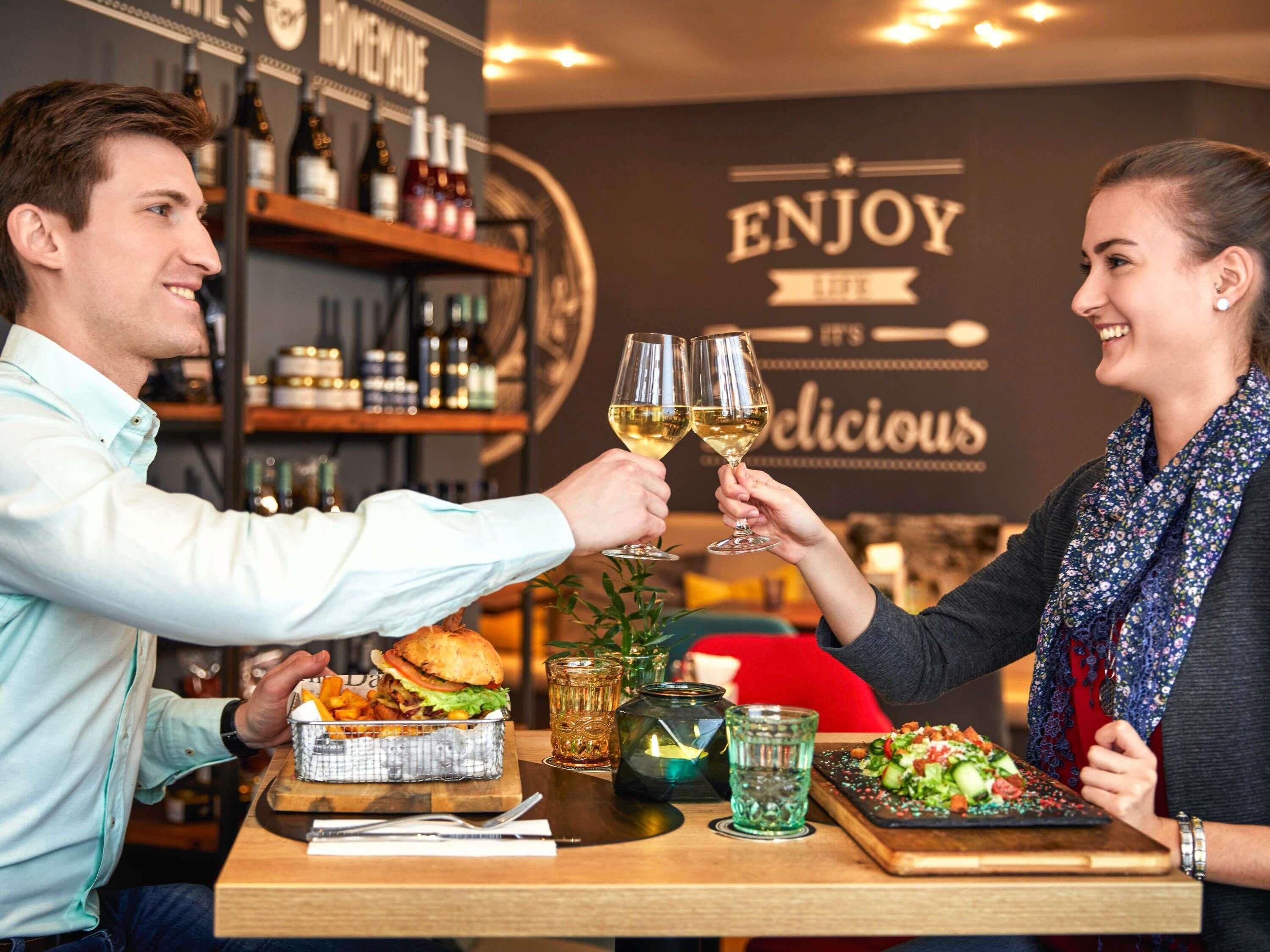 Serveert ontbijt, lunch en diner