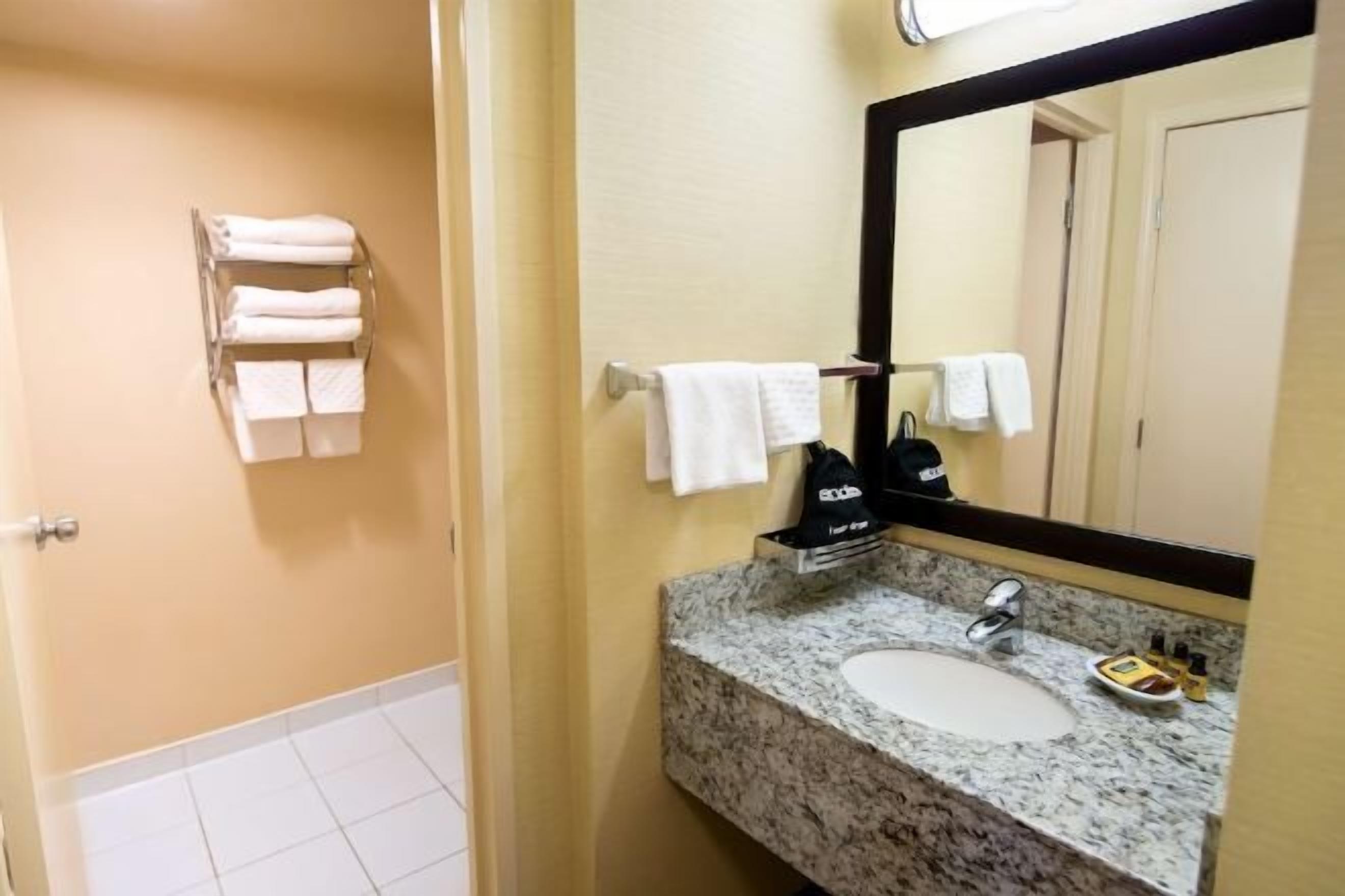 Bathroom | Combined shower/tub, free toiletries, hair dryer, bathrobes