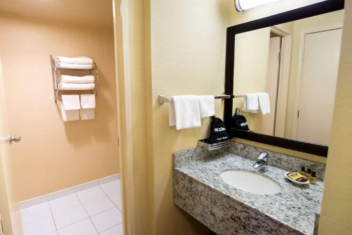 Bathroom | Combined shower/bathtub, free toiletries, hair dryer, bathrobes