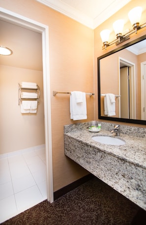 Combined shower/bathtub, free toiletries, hair dryer, bathrobes