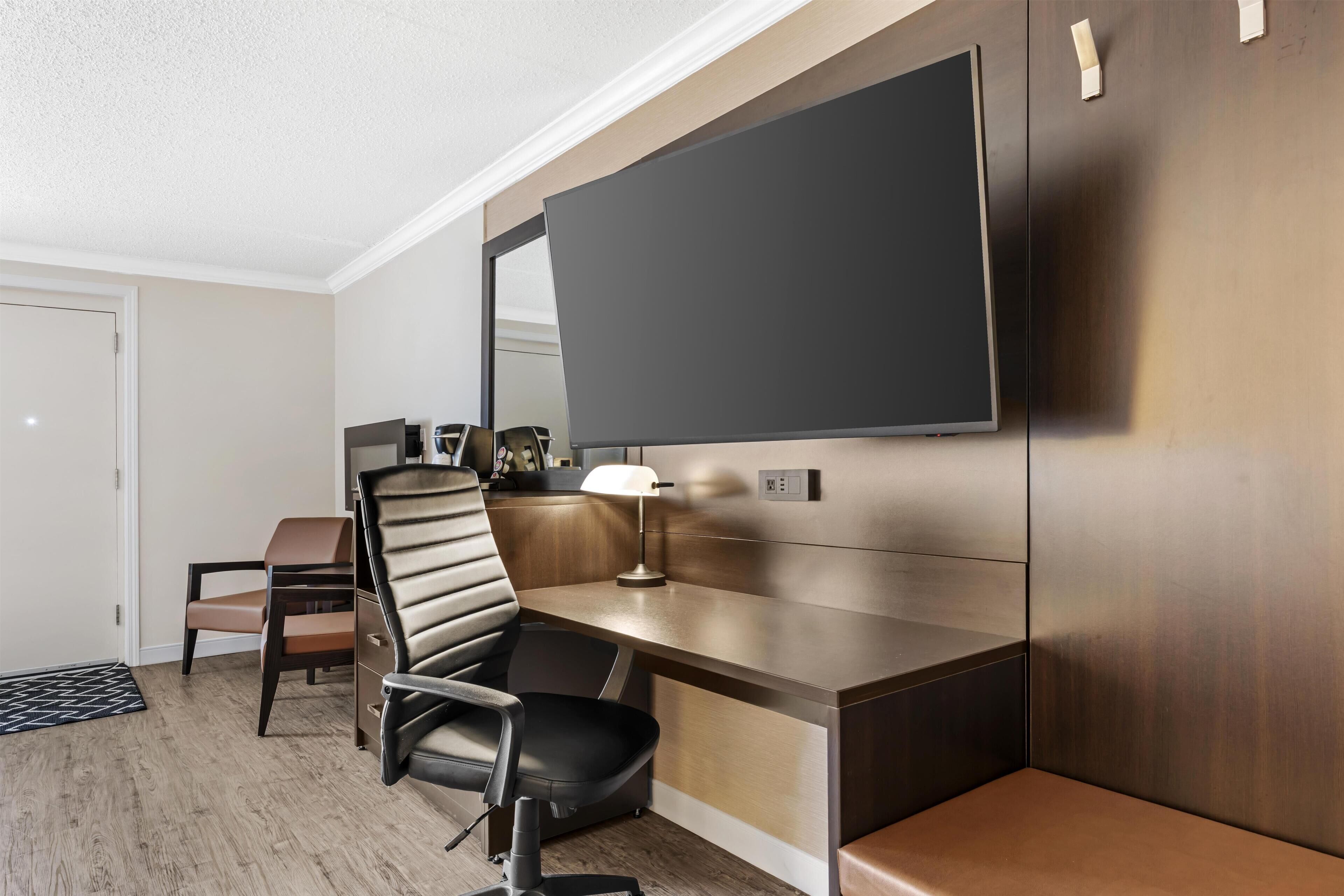 スタンダード ルーム クイーンベッド 1 台 禁煙 冷蔵庫 & 電子レンジ (2nd Floor;with Sofabed) | 高級寝具、デスク、ノートパソコン用作業スペース、アイロン / アイロン台