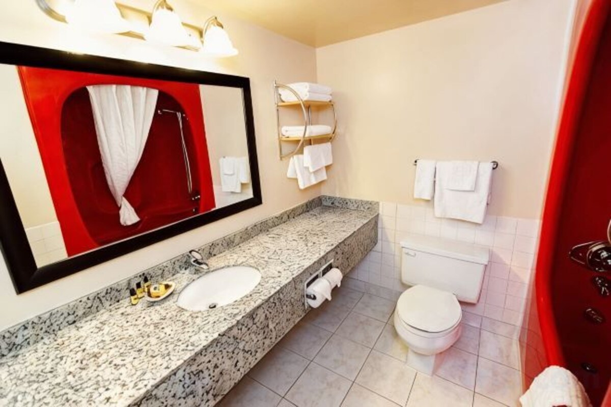 Bathroom | Combined shower/tub, free toiletries, hair dryer, bathrobes