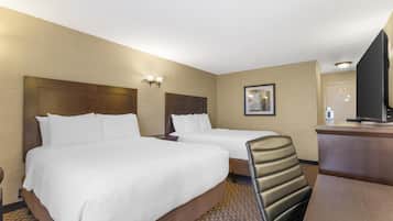 Luxe beddengoed, een bureau, een laptopwerkplek