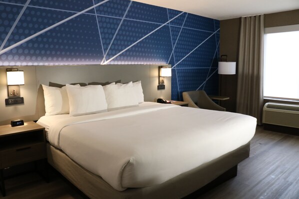 Standard Room, 1 King Bed, Non Smoking | Desk, laptop workspace, iron/ironing board, travel cot