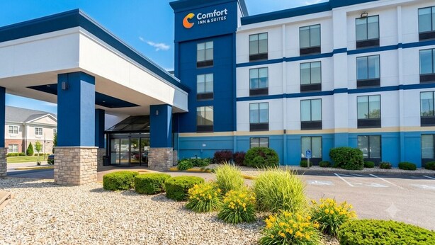 A Comfort Inn & Suites hotel with a modern design, featuring a covered entrance, multiple floors, and a parking lot. - Comfort Inn & Suites Danbury-Bethel (Danbury)