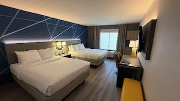 Standard Room, 2 Katil Ratu (Queen), Non Smoking | Meja, ruang kerja komputer riba, seterika/papan seterika