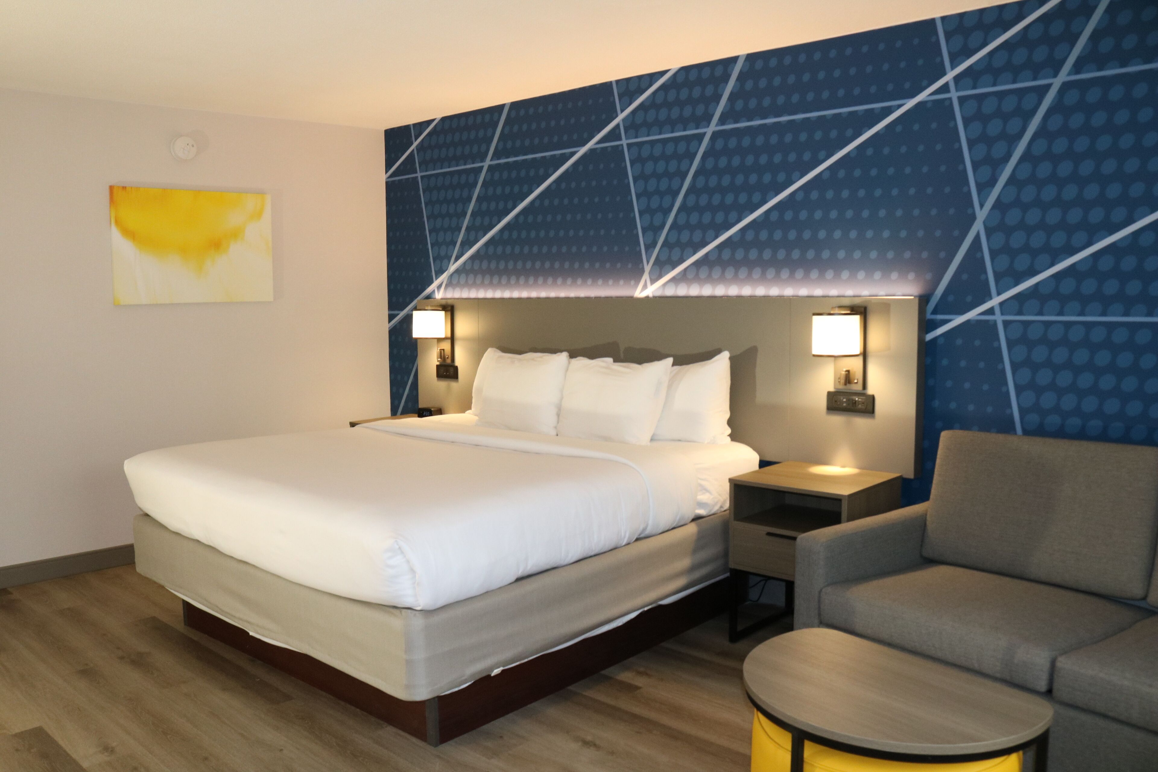 Desk, laptop workspace, iron/ironing board, free WiFi