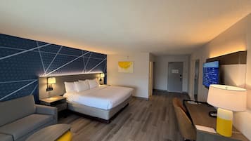 Habitación estándar, 1 cama de matrimonio grande con sofá cama, no fumadores | Escritorio y espacio para trabajar con un portátil