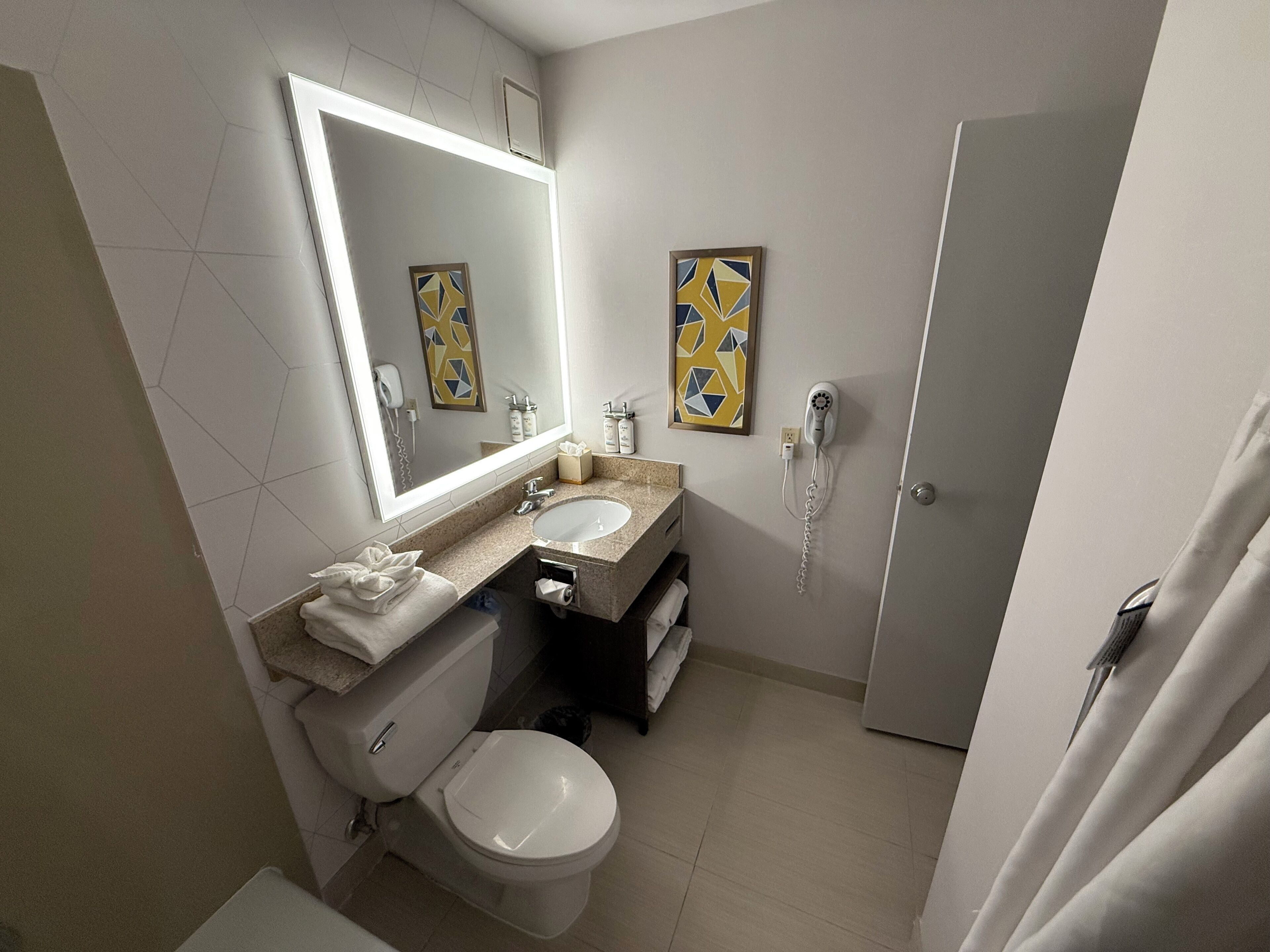 Combined shower/bathtub, free toiletries, hair dryer, towels