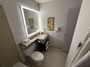 Ensemble baignoire-douche, articles de toilette (gratuits)