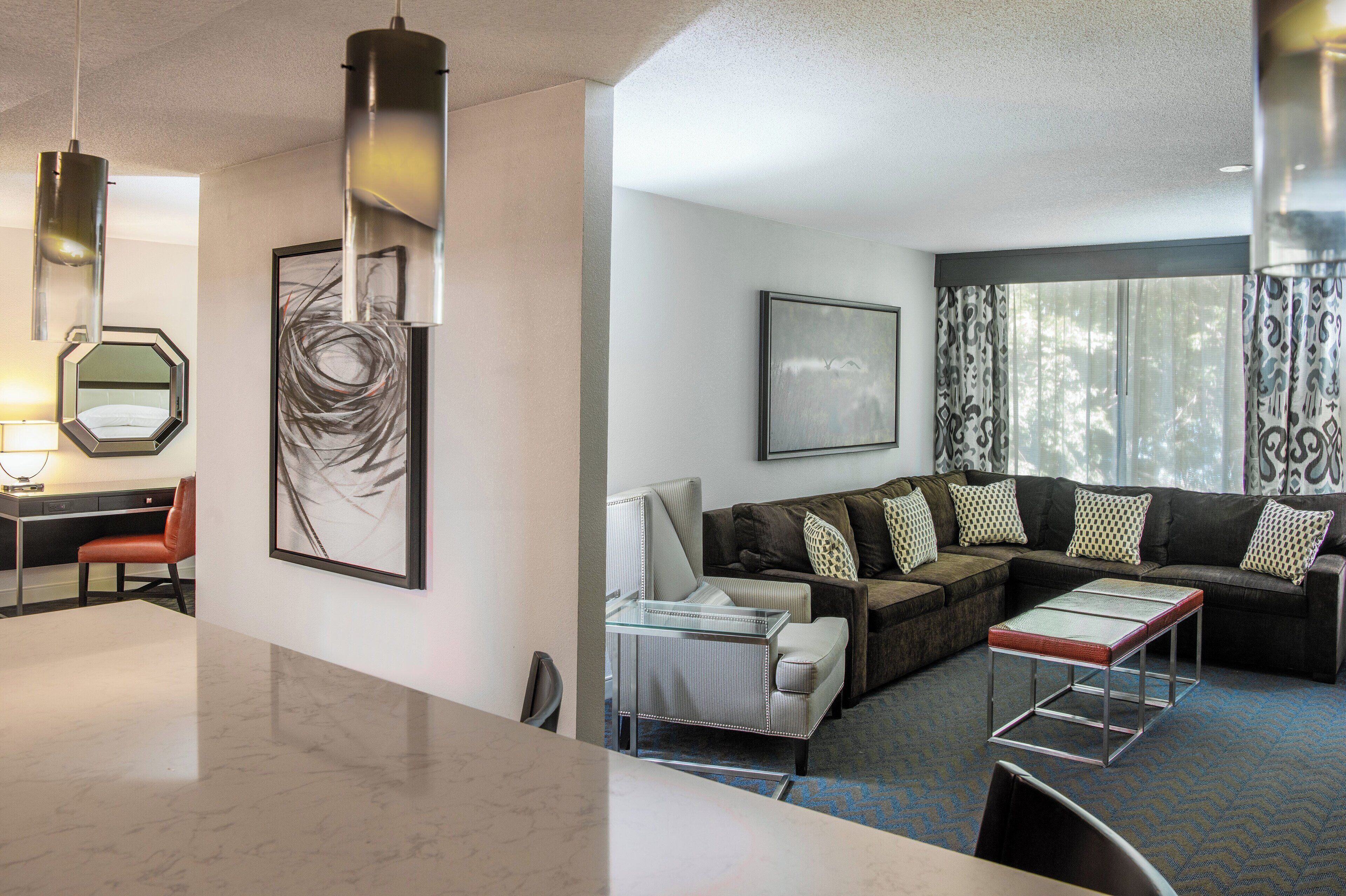 42 インチの薄型テレビ (ケーブル放送視聴可)、テレビ、iPod ドック