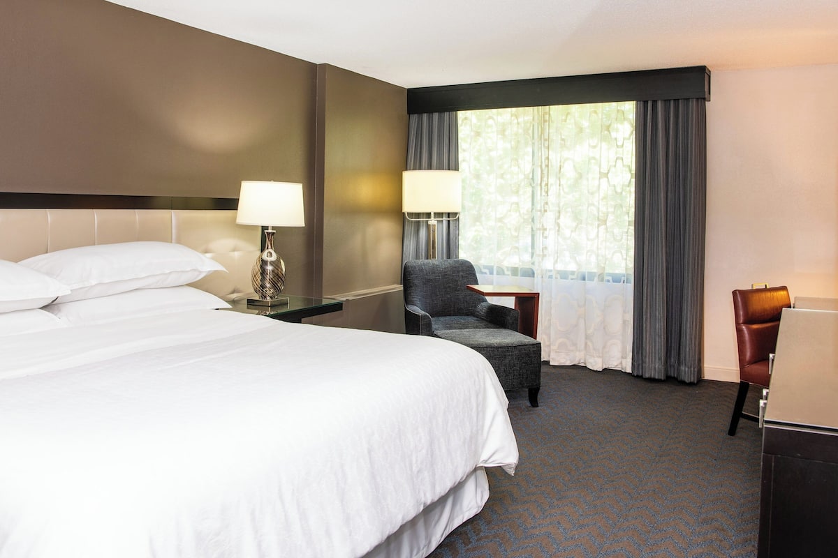 Premium bedding, down comforters, pillowtop beds, in-room safe