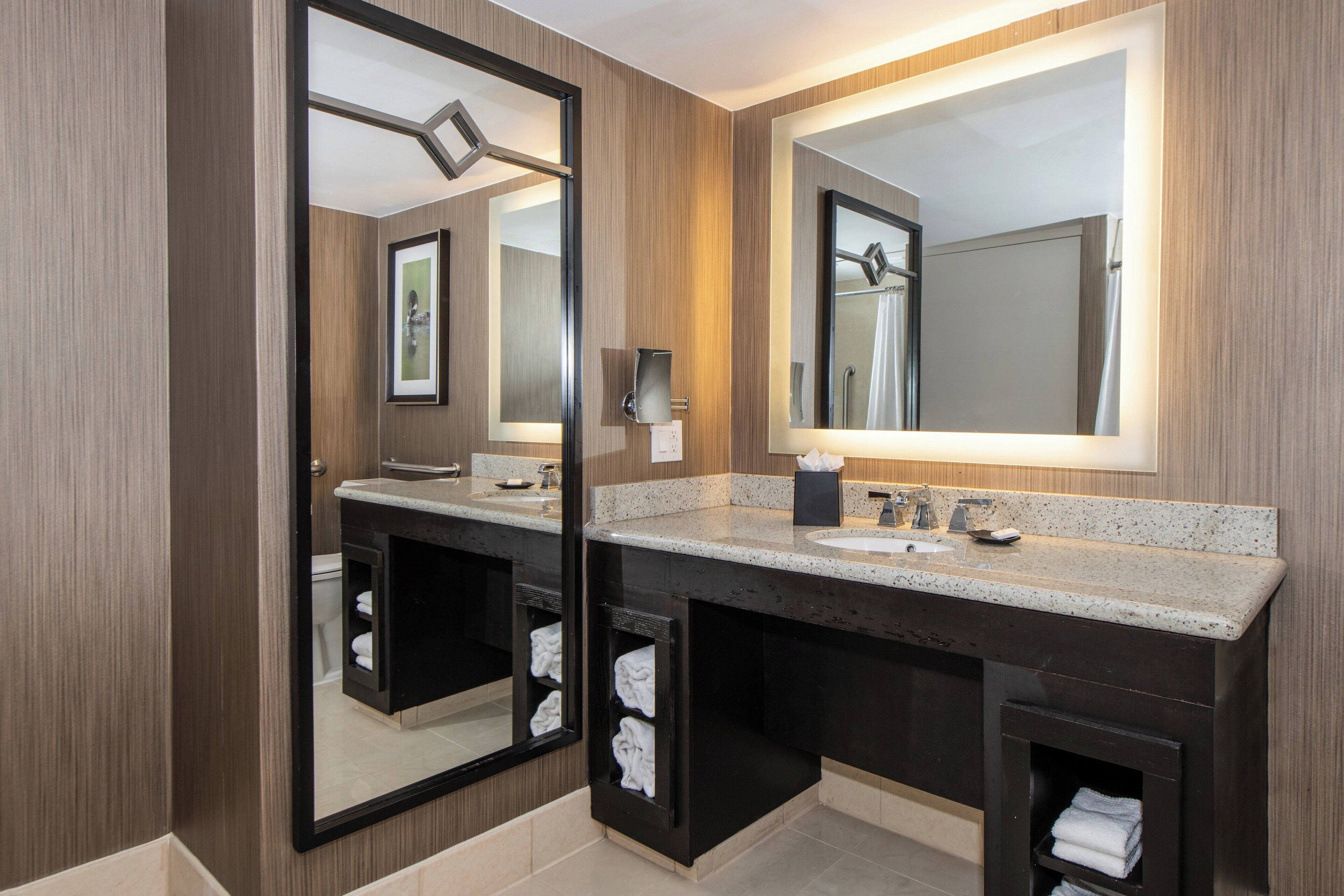 room, 1 king bed | bathroom | combined shower/bathtub, free toiletries, hair dryer, towels